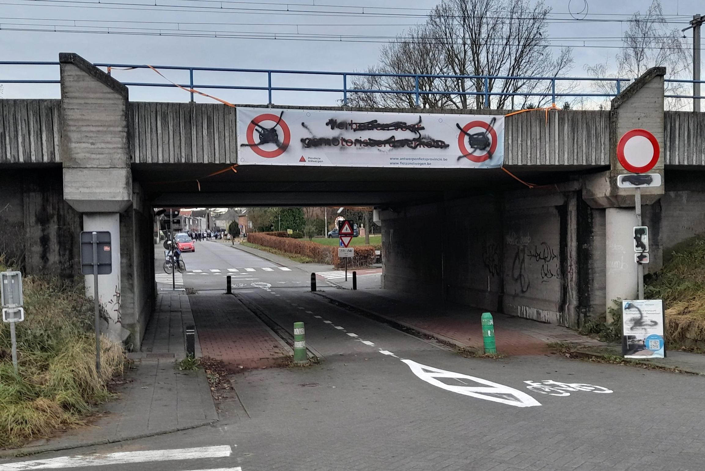 Signalisatie Voor Proefproject Aan Donderbrug Beklad Hove Gazet Van