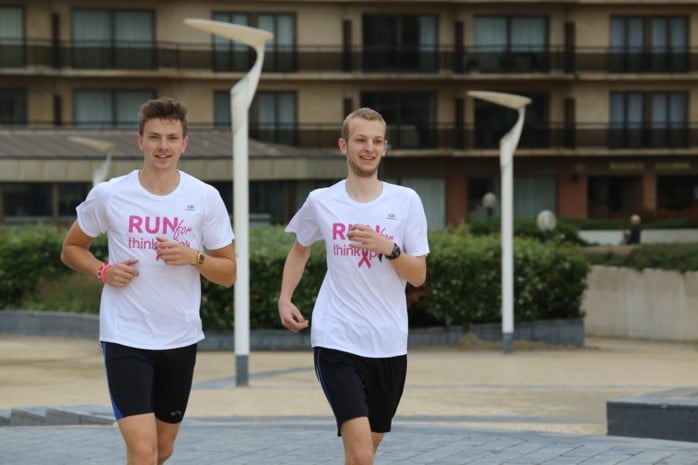 Vrienden lopen kustlijn af tegen borstkanker