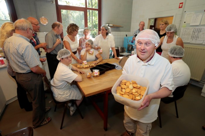 Bewoners van Monnikenheide bakken koekjes voor meer dan 900 bejaarden