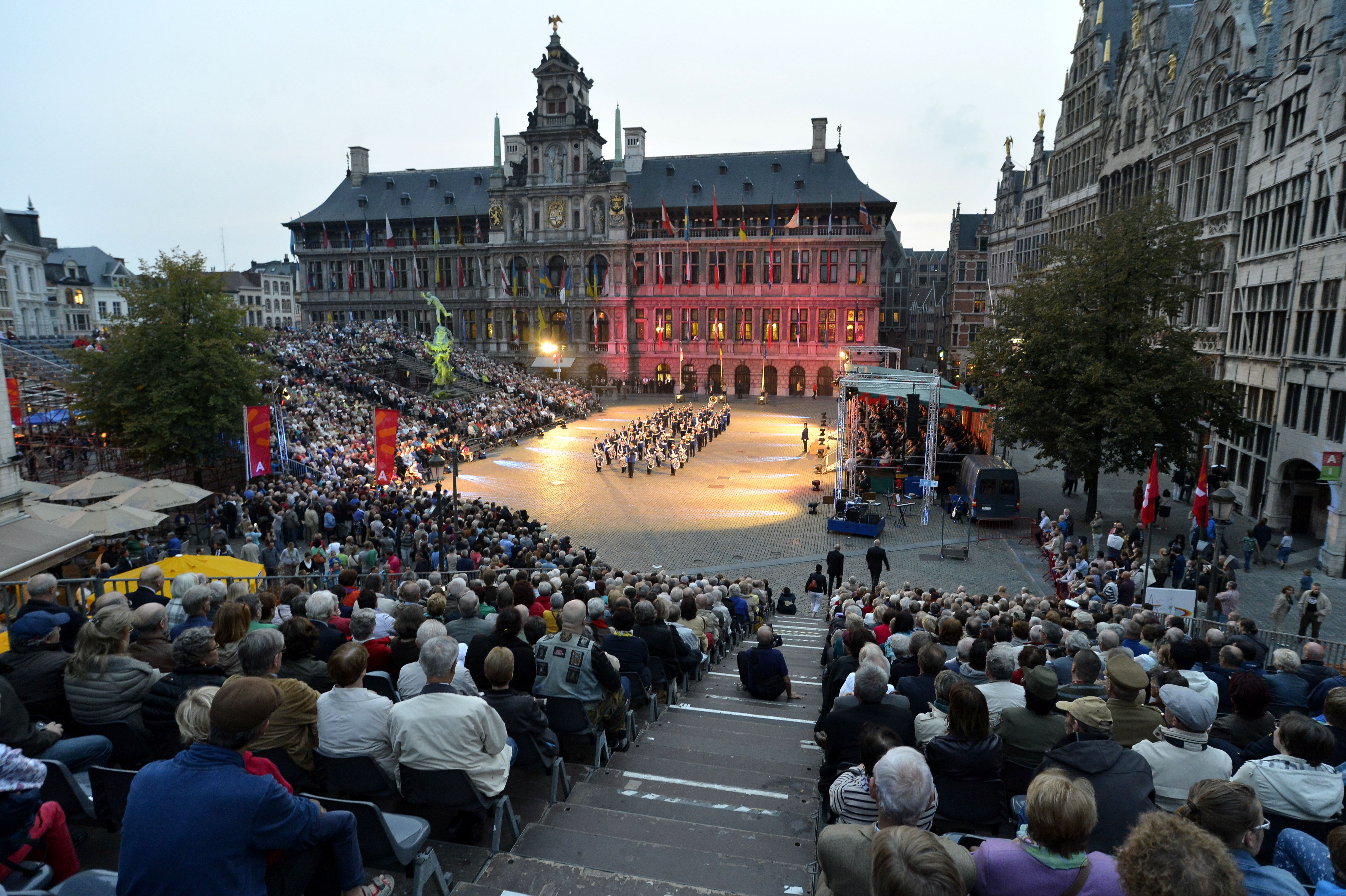 Fotospecial Bevrijdingsfeesten: Taptoe Op Grote Markt (Antwerpen ...