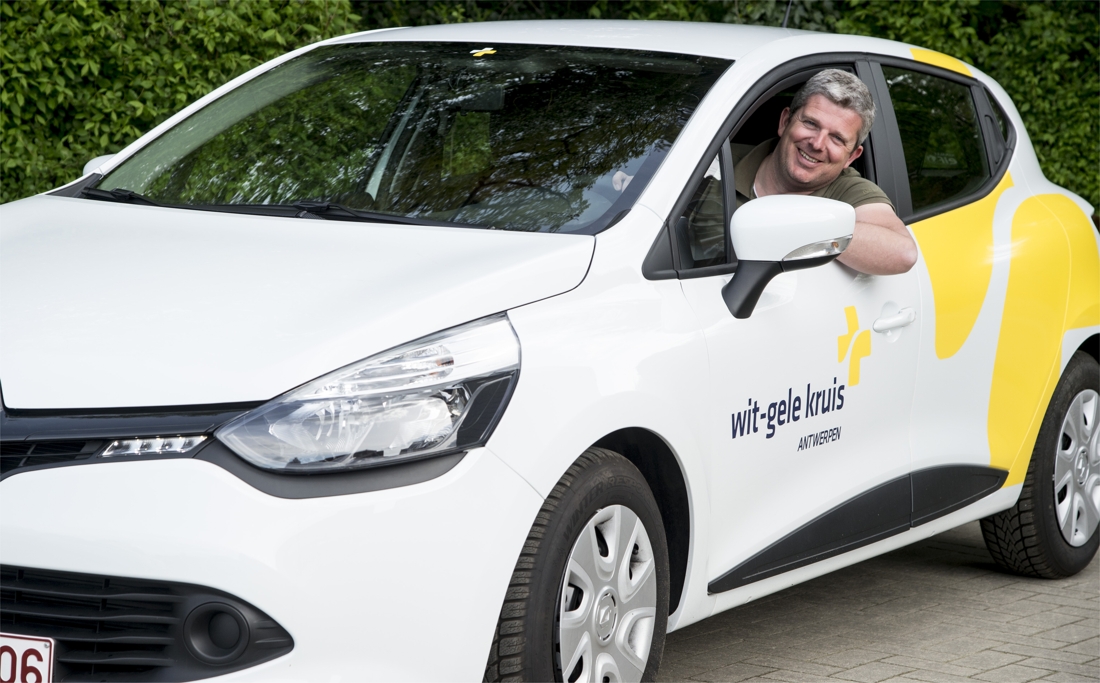 WitGele Kruis steekt wagens in modern jasje (Antwerpen) Gazet van