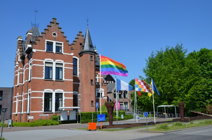 Regenboogvlag aan gemeentehuis (Bornem) - Gazet van Antwerpen