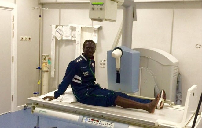 Mbaye Leye loopt ‘slechts’ zware kneuzing op na pijnlijke botsing met boarding