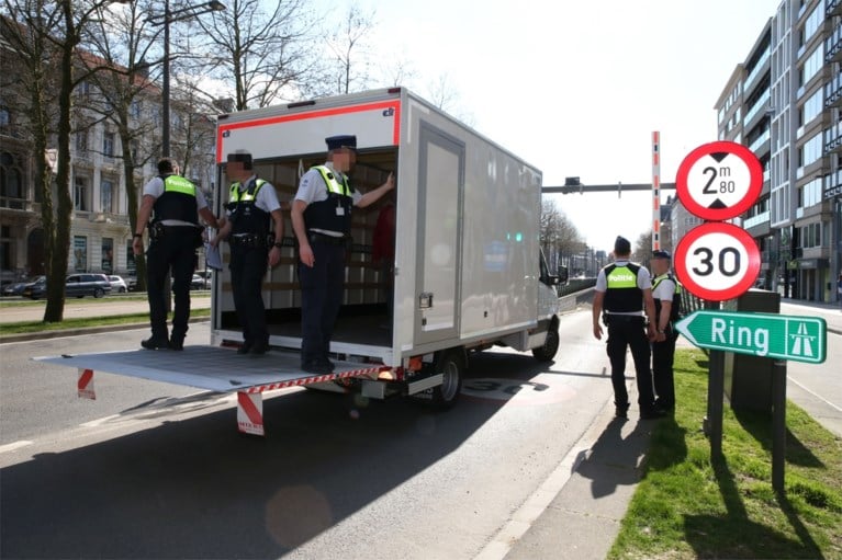 Slimme agenten krijgen vastgereden vrachtwagen uit Van Eycktunnel