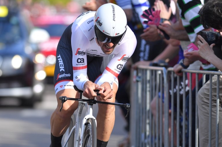 Dumoulin bezorgt Nederland met twee honderdsten van een seconde de roze trui