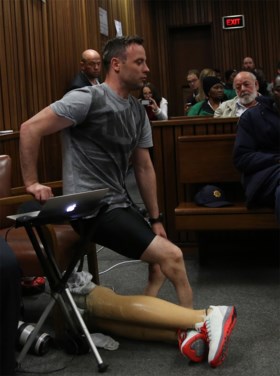 Emotionele Pistorius moet zonder protheses door rechtbank stappen