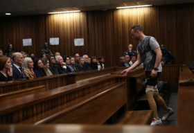 Emotionele Pistorius moet zonder protheses door rechtbank stappen