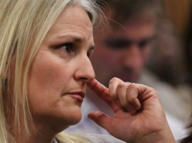 Emotionele Pistorius moet zonder protheses door rechtbank stappen