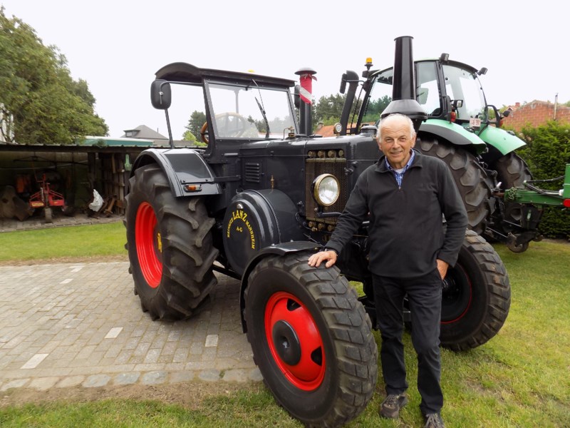 Vrienden Van 't Veld maken rondrit met oldtimer tractoren (Lille