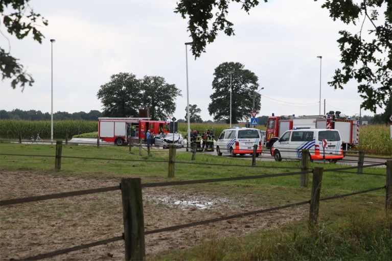 Bestuurder raakt zwaargewond bij frontale botsing