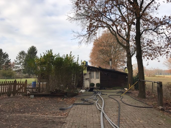 Dak van chalet vat vuur