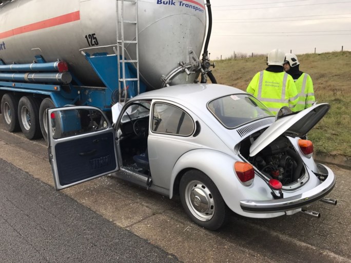Volkswagen Kever knalt achteraan op tankwagen op Scheldelaan