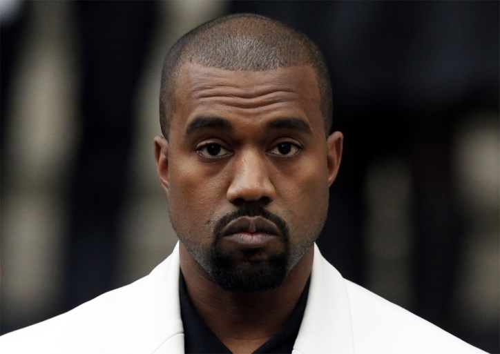 Daar is Kanye West weer en hij heeft een ander kapsel