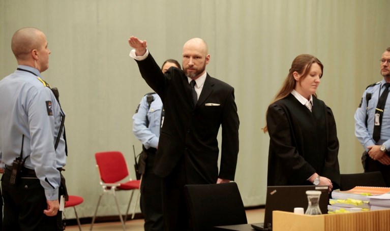 Anders Breivik provoceert opnieuw met Hitlergroet in rechtbank