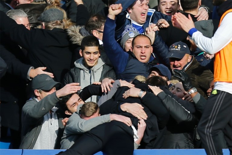 Fenomenale Hazard helpt Chelsea voorbij Arsenal en op weg naar titel