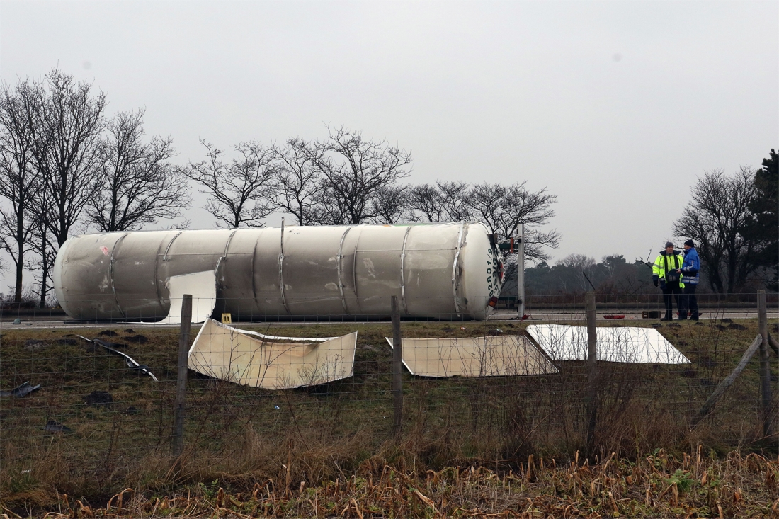 Complexe takeling van tankwagen E34: snelweg na 11 uur ...