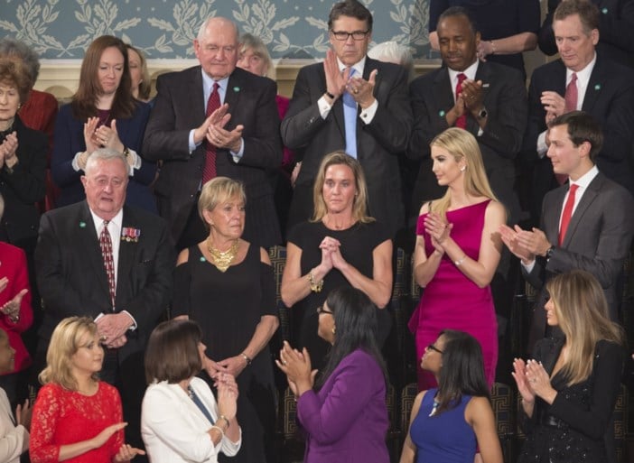 VIDEO. Weduwe van gesneuvelde soldaat krijgt staande ovatie tijdens speech Trump