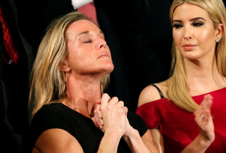 VIDEO. Weduwe van gesneuvelde soldaat krijgt staande ovatie tijdens speech Trump