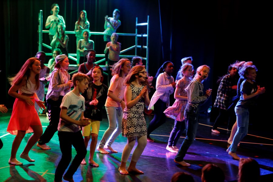 Een staande ovatie voor acteurs van de musical 'Zing voor ...