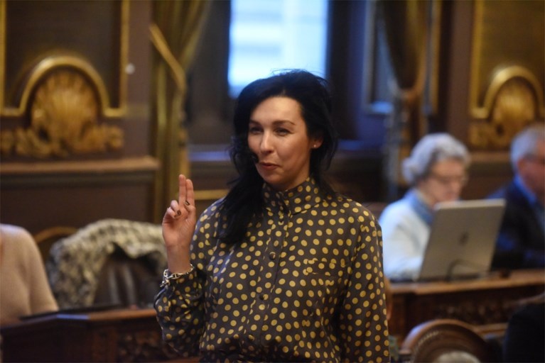 Betogers voeren aan stadhuis actie tegen vermarkting van sociaal werk
