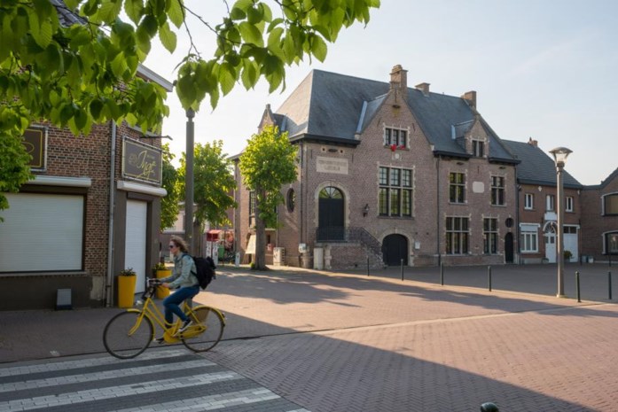 Gemeente verkoopt twee gemeentehuizen