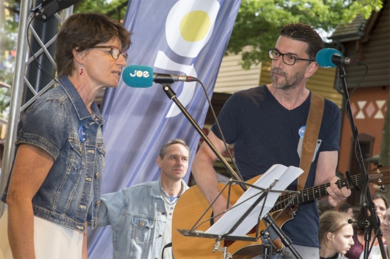 Kris en zus Veerle voor het eerst in 33 jaar samen op het podium
