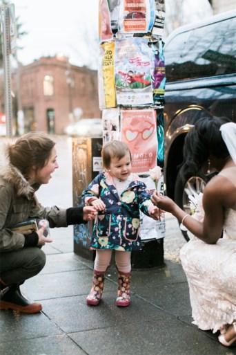 Meisje denkt dat bruid de prinses uit haar boek is, haar reactie doet iedereen smelten