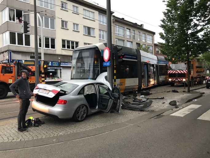 Zware schade en ontspoorde tram bij ongeval op Sint-Bernardsesteenweg