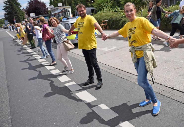 Ruim 50.000 mensen vormen menselijke ketting tegen ‘scheurtjescentrales’