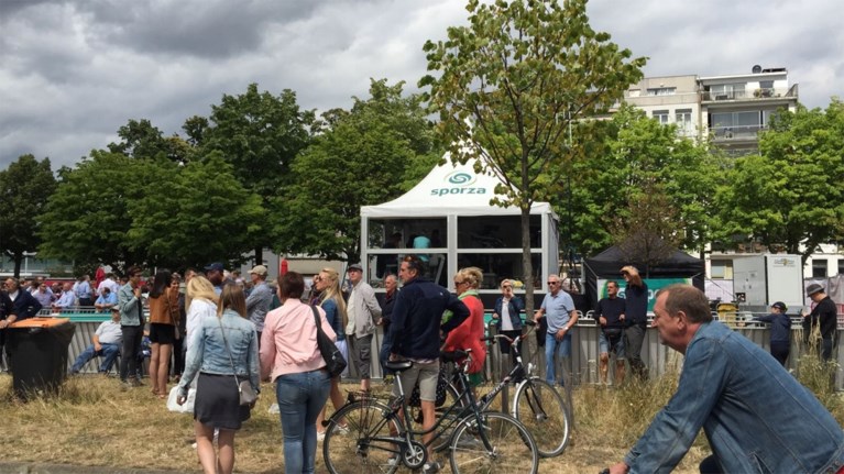 Enthousiaste Antwerpenaars ontvangen BK, overrompeling blijft uit