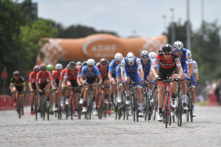 Oliver Naesen wint razend spannend BK in Antwerpen na ultieme jump in sprint met vijf vluchters