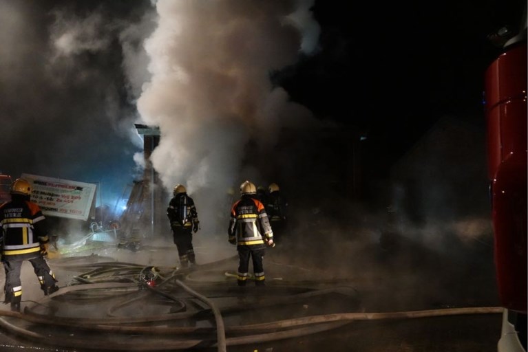 Garage met materialen naast KLJ-lokaal brandt uit