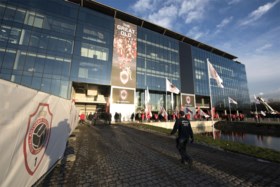 Gloednieuwe Tribune 1 van Bosuilstadion vertoonde zaterdag nog problemen: “Bouwwerk voldeed niet aan veiligheidsvoorschriften”
