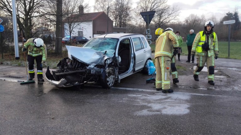 Ongevallen door gladde wegen: vrachtwagen rijdt woning binnen, 70 km/u op Antwerpse Ring