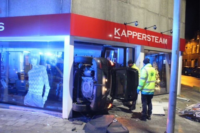 Ongevallen door gladde wegen: vrachtwagen rijdt woning binnen, 70 km/u op Antwerpse Ring