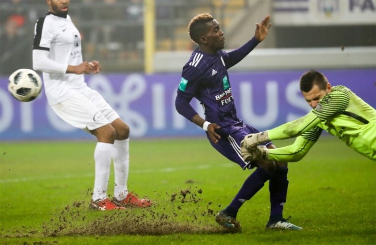 Zwaar verdict voor Anderlecht: Onyekuru na operatie enkele maanden buiten strijd