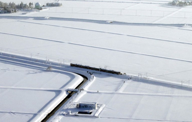 Trein met honderden passagiers heeft vijftien uur vertraging door hevige sneeuwval