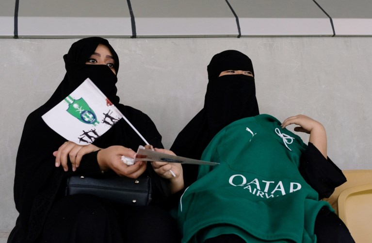 Vrouwen mogen voor het eerst een voetbalwedstrijd bijwonen in Saudi-Arabië