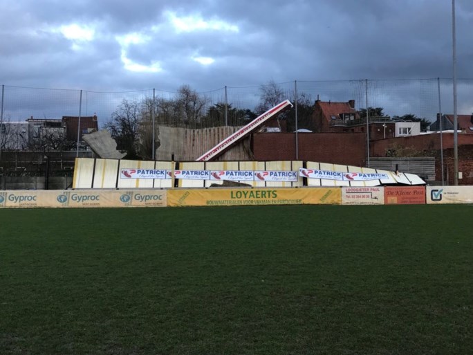 Dak van tribune FC Rochus begeeft tijdens storm: “Niet zeker of we hier zondag kunnen voetballen”