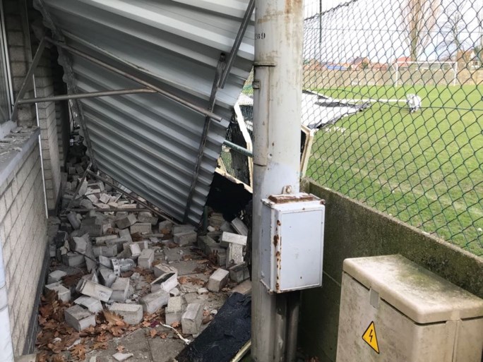 Zware stormschade aan gebouwen van voetbalclub KFC Berendrecht