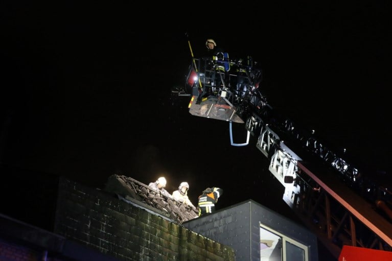 Bliksem slaat in op dak van woning, brandweer voorkomt erger