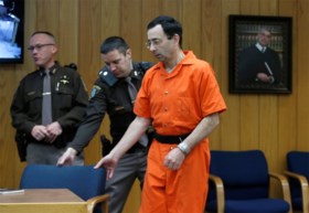 Vader van drie misbruikte turnsters valt pedofiel Larry Nassar aan: “Geef me vijf minuten met die duivel”