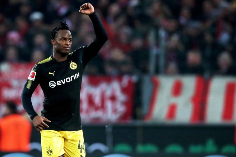 Michy Batshuayi scoort tweemaal bij debuut en verovert meteen alle harten bij Borussia Dortmund