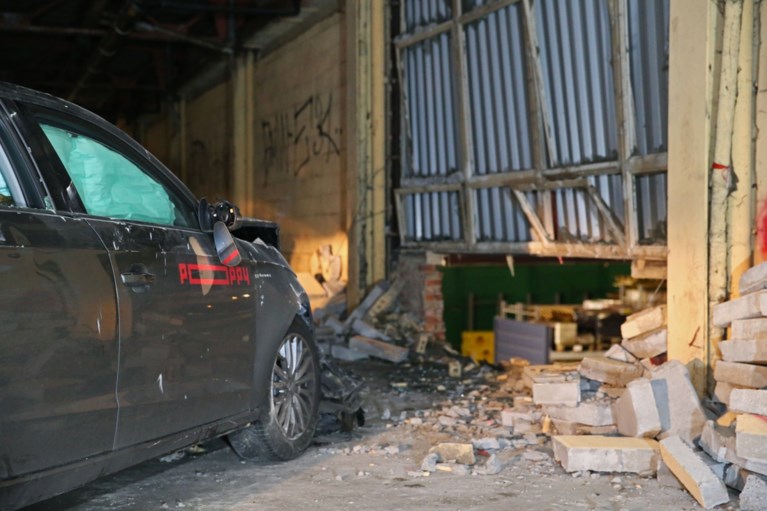 Deelwagen van Poppy belandt in muur Brico, inzittenden vluchten weg