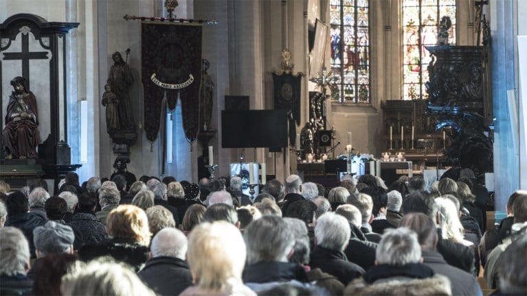 Vlaanderen neemt afscheid van ‘Tante Terry’ met eerbetoon van Wim Opbrouck en Bart Peeters