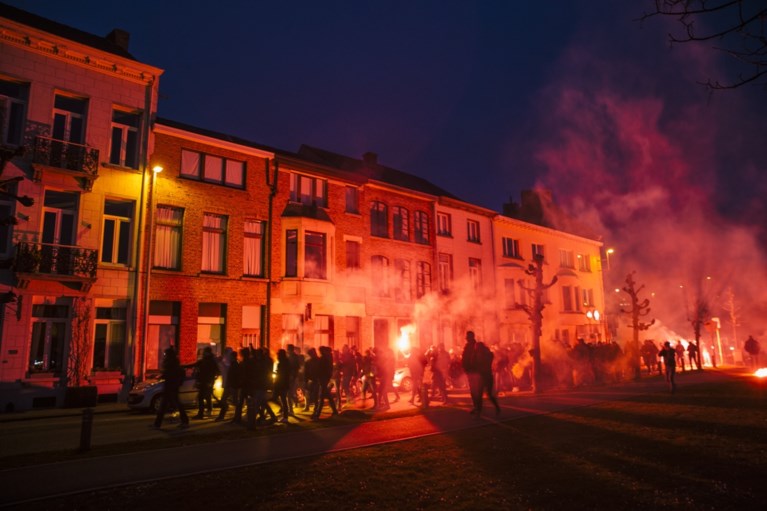 Supporters KV Mechelen zorgen voor helse sfeer op weg naar stadion voor match van de waarheid tegen Eupen