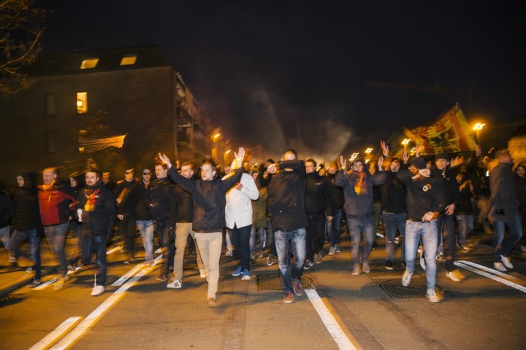 Supporters KV Mechelen zorgen voor helse sfeer op weg naar stadion voor match van de waarheid tegen Eupen