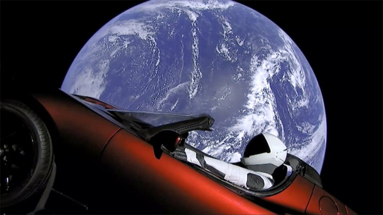 Wat gaat er nu gebeuren met de Tesla van Elon Musk in de ruimte?
