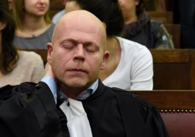 “Minister Jambon mag rechter niet onder druk zetten”
