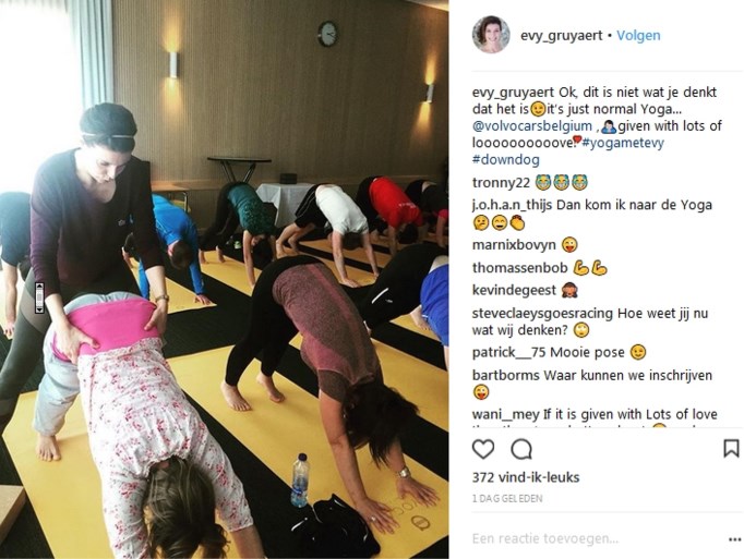Gluren bij BV’s: Evy Gruyaert toont sexy yoga-oefening, maar niets is wat het lijkt